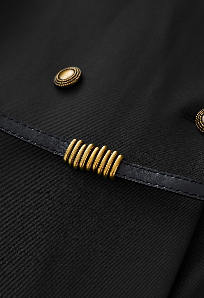 Exquisito abrigo con cinturón de doble botonadura y lazo en negro