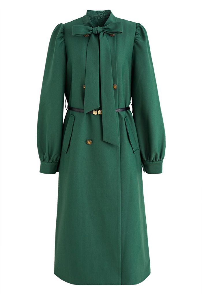 Exquisito abrigo con cinturón de doble botonadura y lazo en verde oscuro