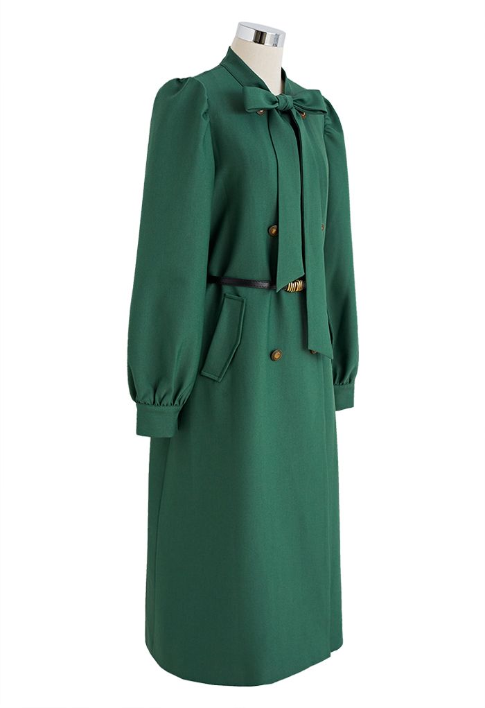 Exquisito abrigo con cinturón de doble botonadura y lazo en verde oscuro