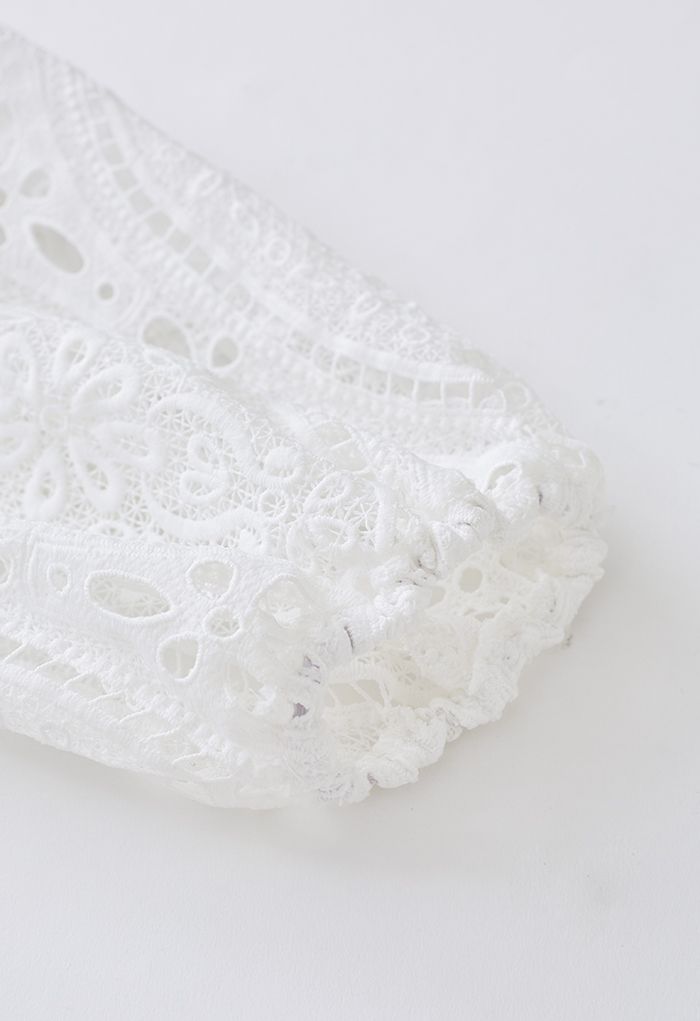 Minivestido con cintura recortada y manga de burbuja de crochet en blanco