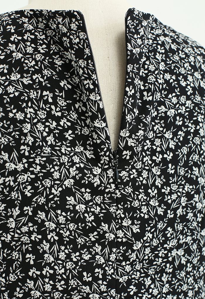 Vestido de gasa fruncido floral con cuello en V en negro