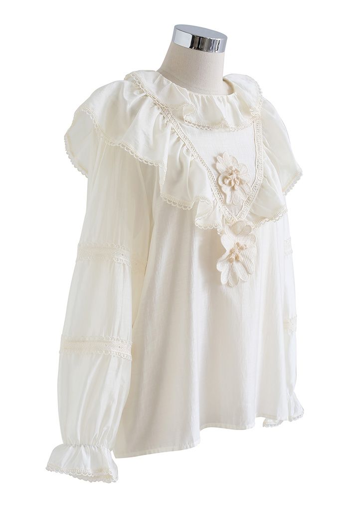 Camisa bordada floral con cuello de muñeca en capas en color crema