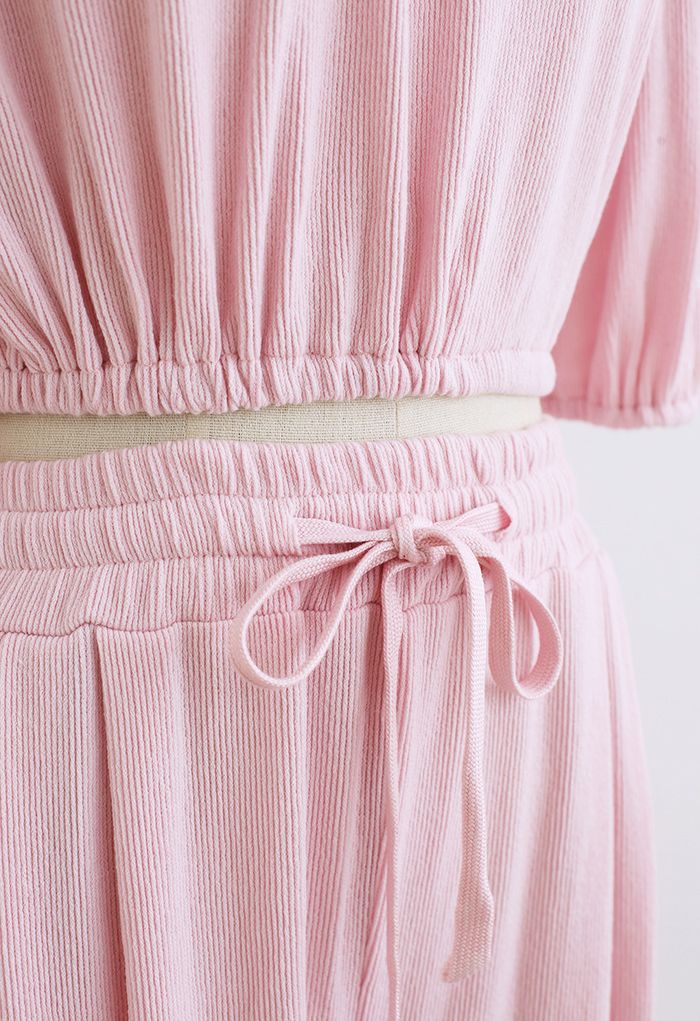 Conjunto de pantalón y top corto con hombros descubiertos en rosa
