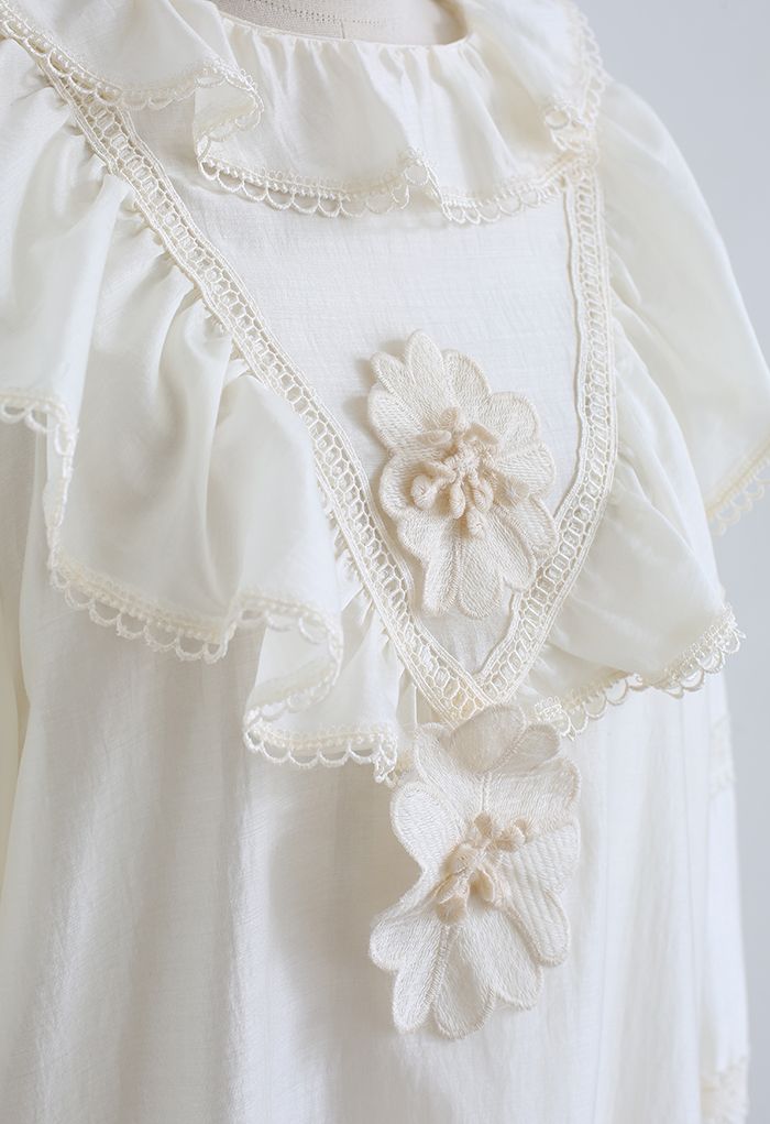 Camisa bordada floral con cuello de muñeca en capas en color crema