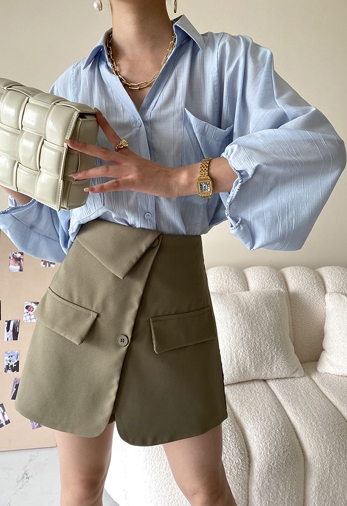 Minifalda pantalón con cintura alta y bolsillo con solapa en caqui