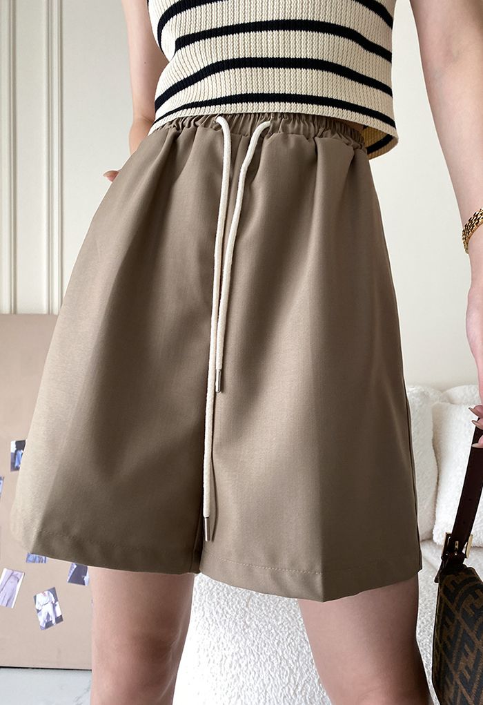 Shorts de pernera ancha con cordón en la cintura en marrón