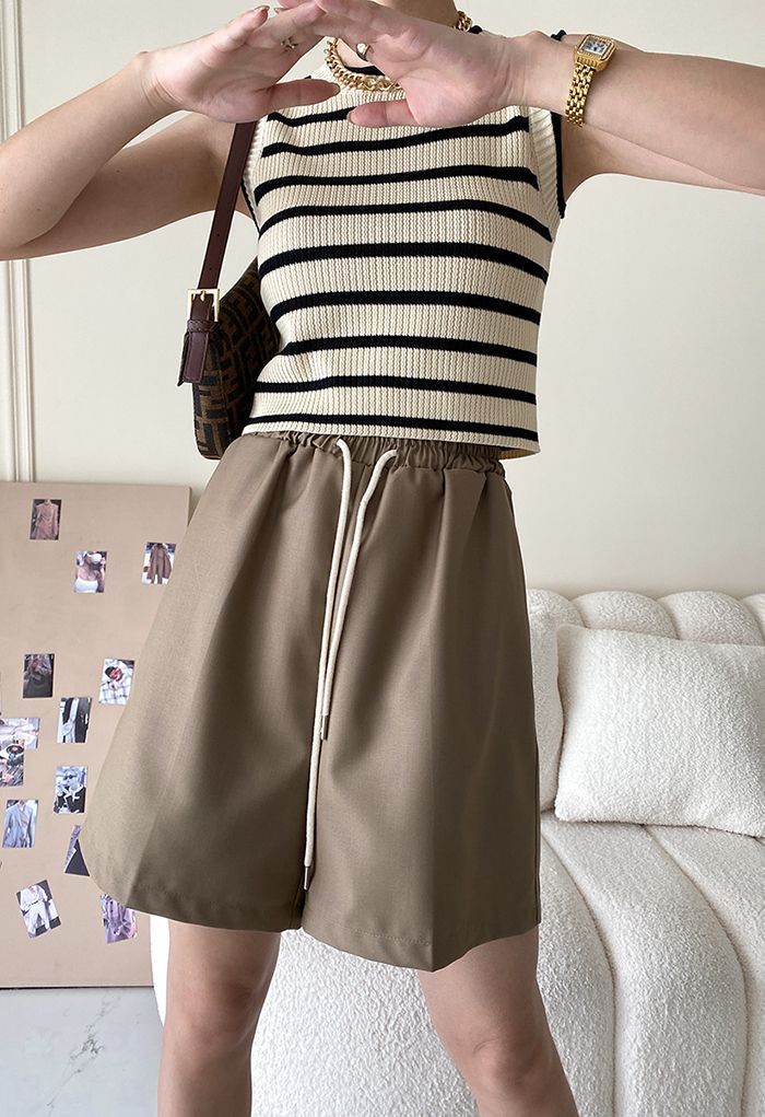 Shorts de pernera ancha con cordón en la cintura en marrón