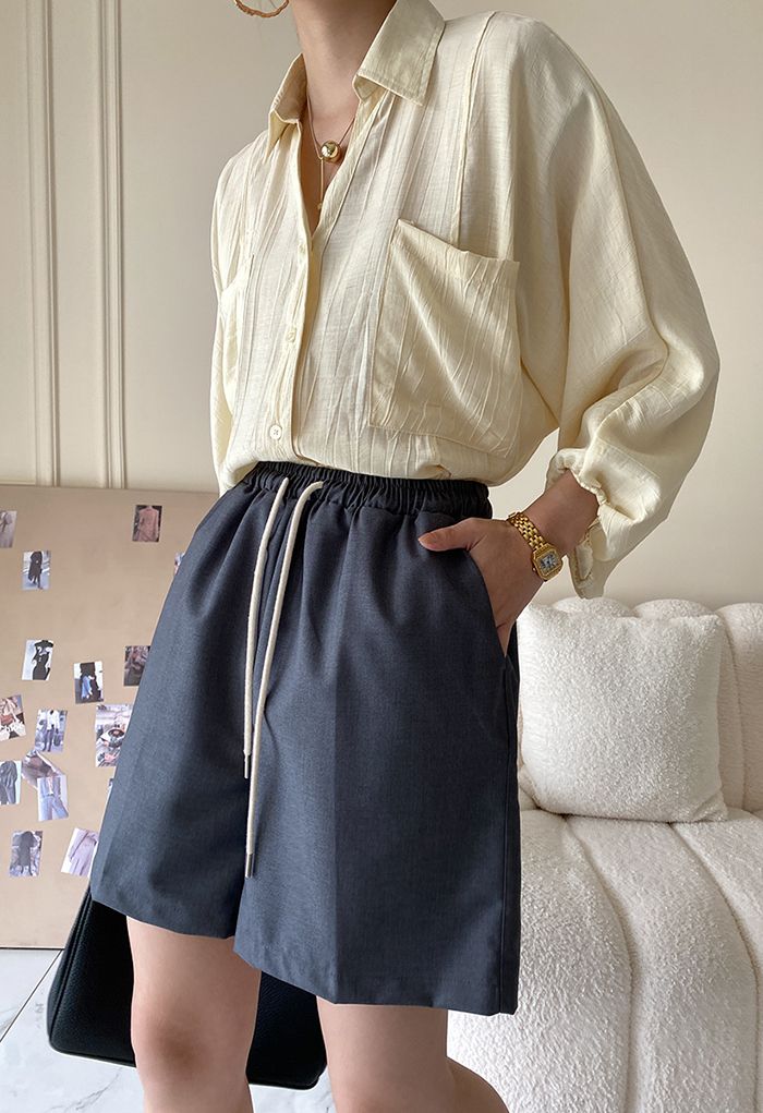 Shorts de pernera ancha con cordón en la cintura en color humo