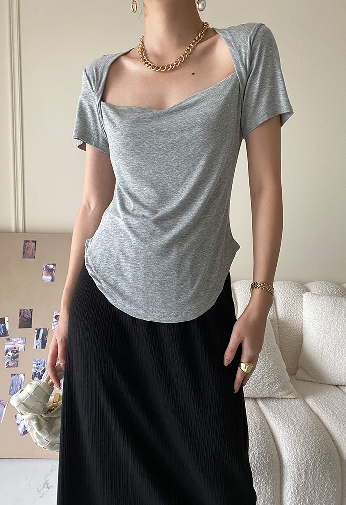 Camiseta de manga corta con escote corazón en gris