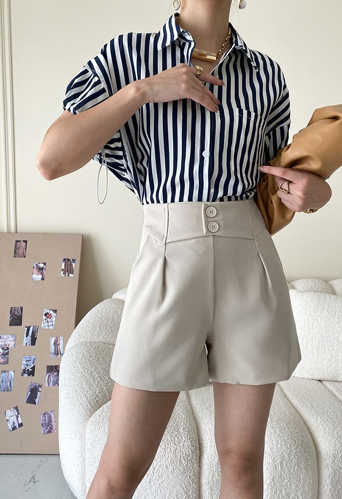 Shorts de cintura alta con botones en marfil