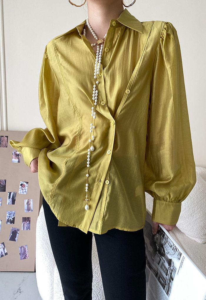 Camisa de manga farol con botones irregulares en mostaza