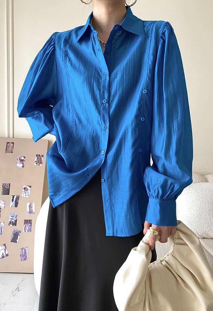 Camisa de manga farol con botones irregulares en azul