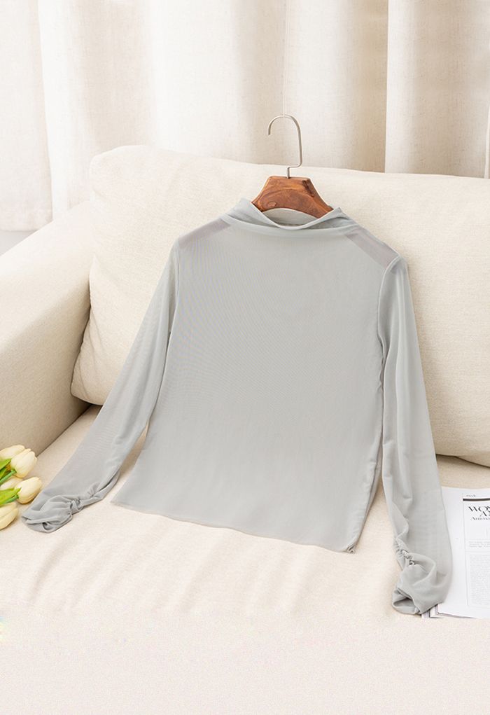 Top ajustado de malla transparente con detalle fruncido en gris