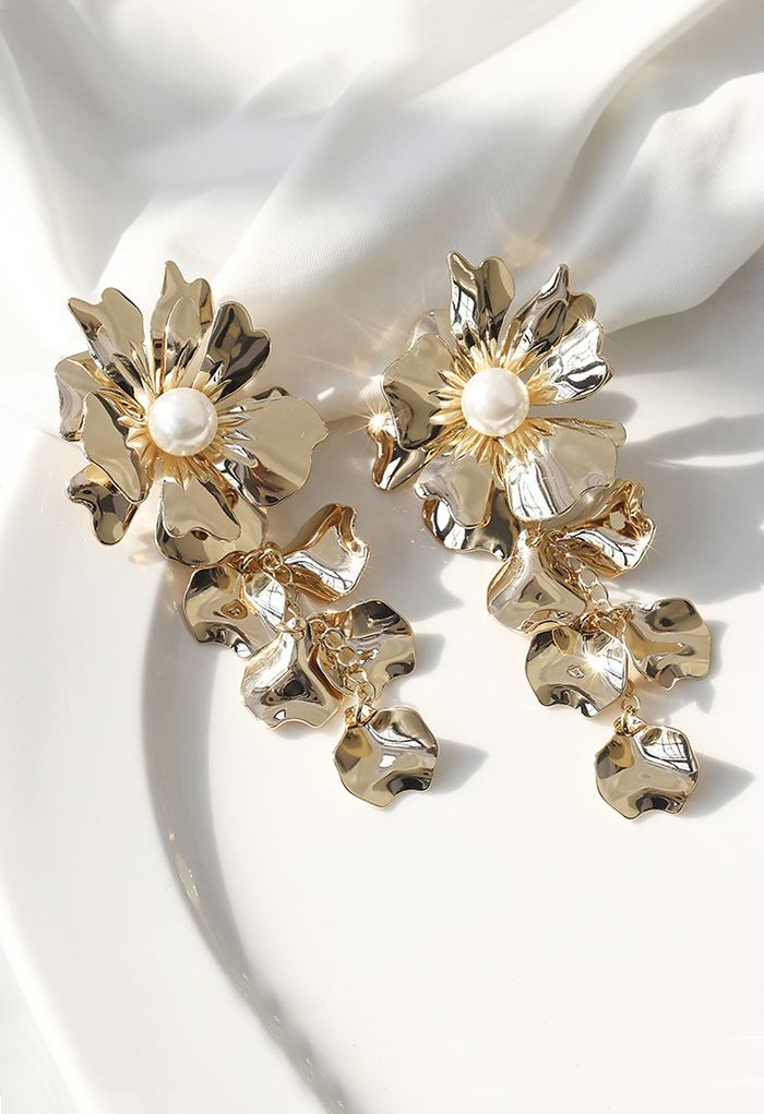 Aretes colgantes florales con perlas espléndidas