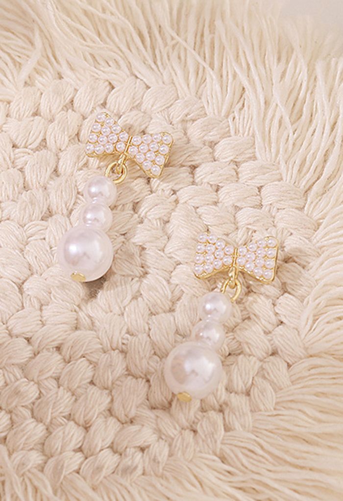 Aretes colgantes de perlas con forma de lazo