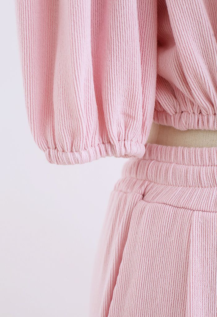 Conjunto de pantalón y top corto con hombros descubiertos en rosa