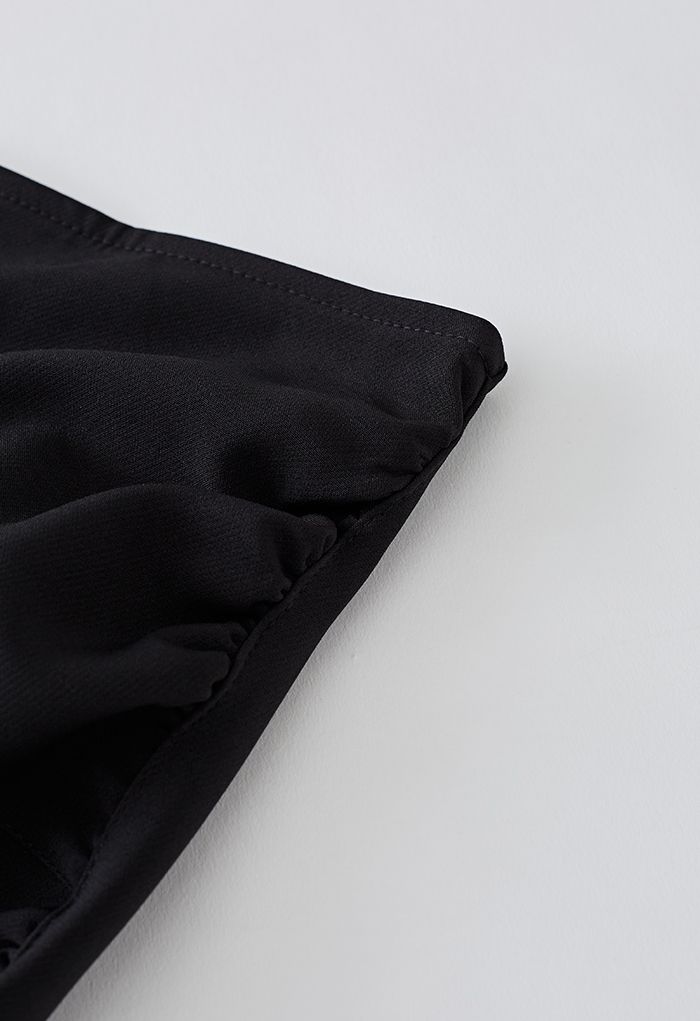 Minifalda fruncida con solapa cruzada en negro