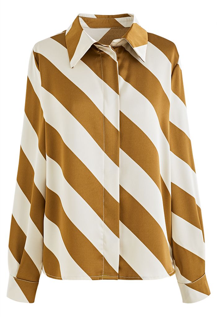 Camisa de satén con cuello en V y rayas diagonales en caramelo