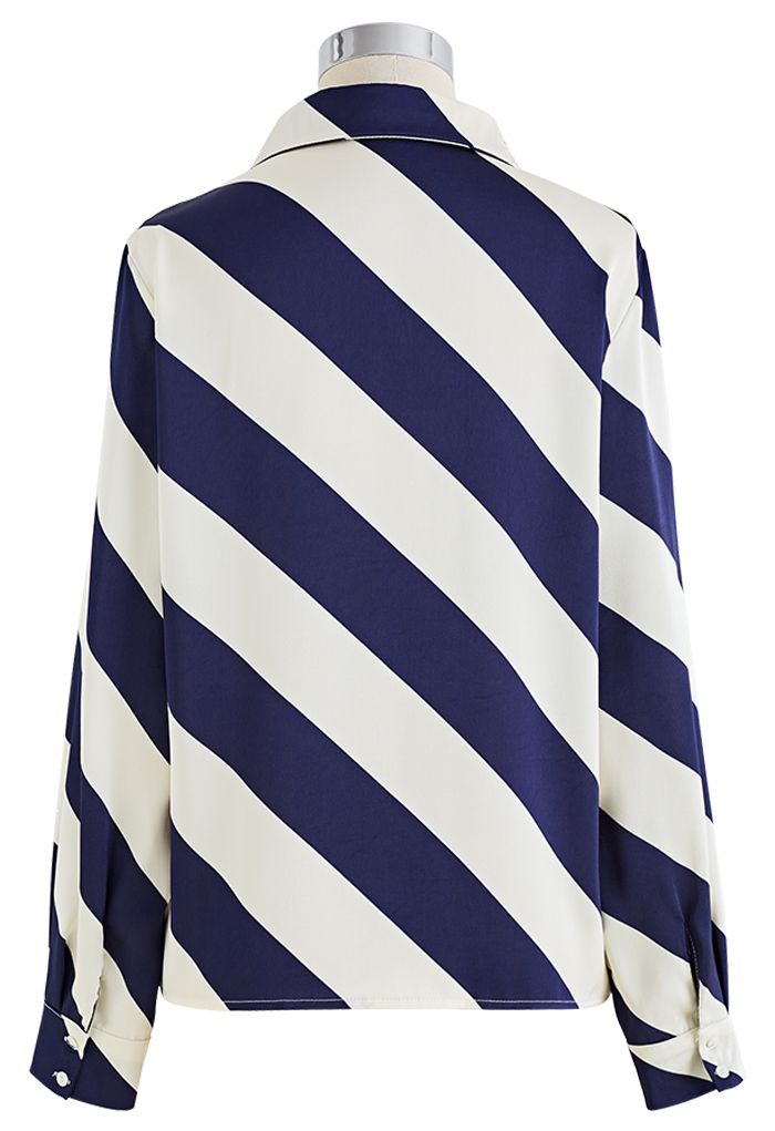 Camisa de satén con cuello en V y rayas diagonales en azul marino