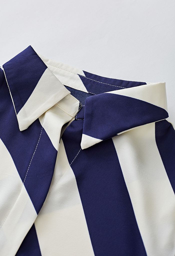 Camisa de satén con cuello en V y rayas diagonales en azul marino