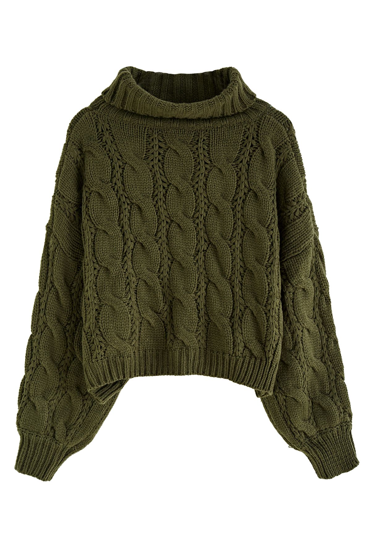 Suéter corto de punto trenzado con cuello alto en verde militar