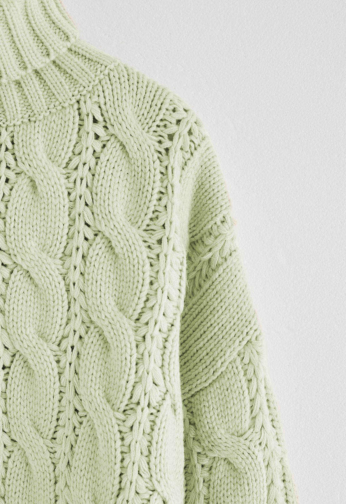 Suéter corto de punto trenzado con cuello alto en verde guisante