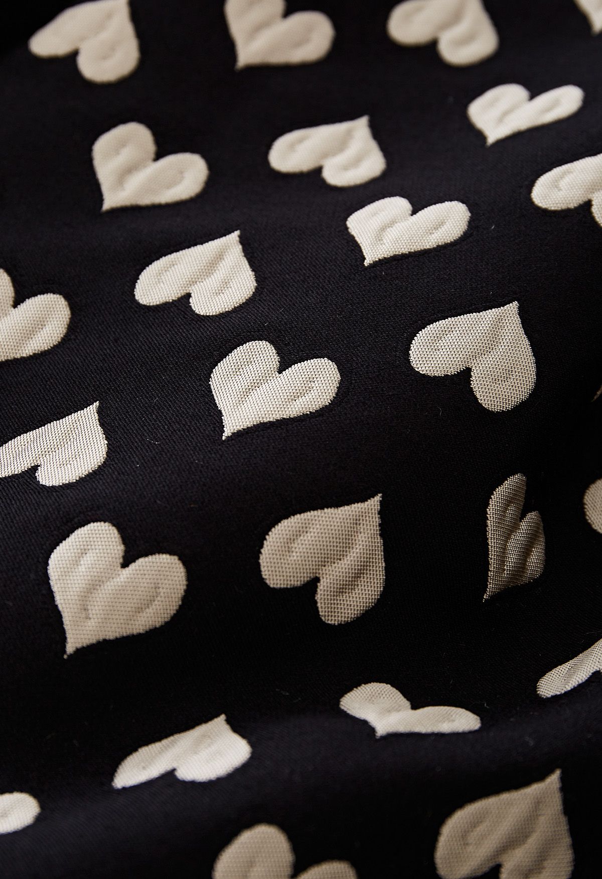 Falda plisada de jacquard con corazones grabados en negro