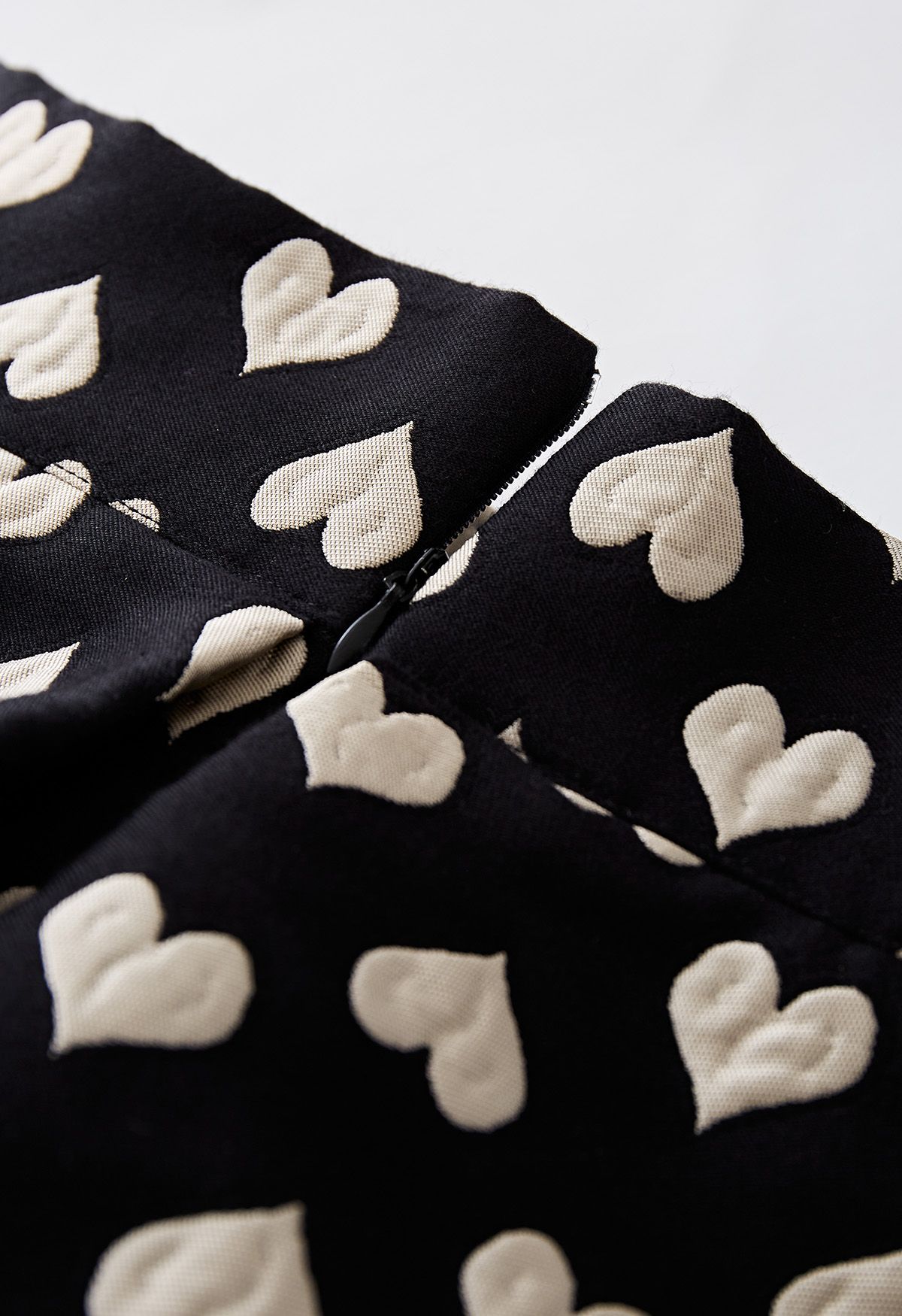 Falda plisada de jacquard con corazones grabados en negro