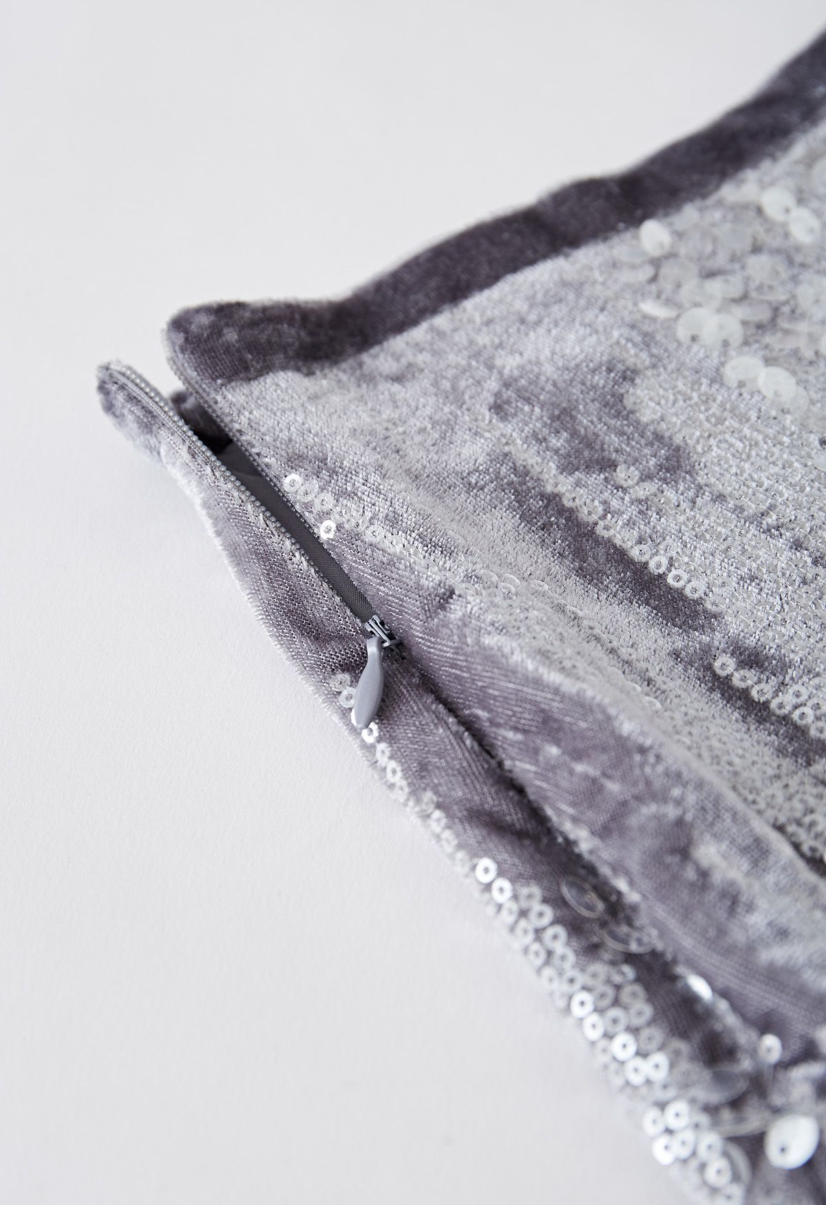 Falda lápiz adornada con lentejuelas de terciopelo en gris