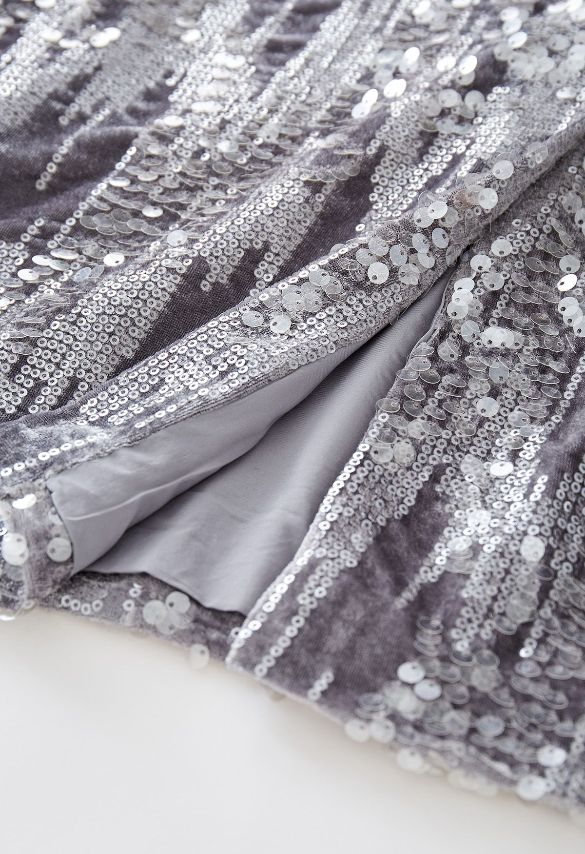 Falda lápiz adornada con lentejuelas de terciopelo en gris