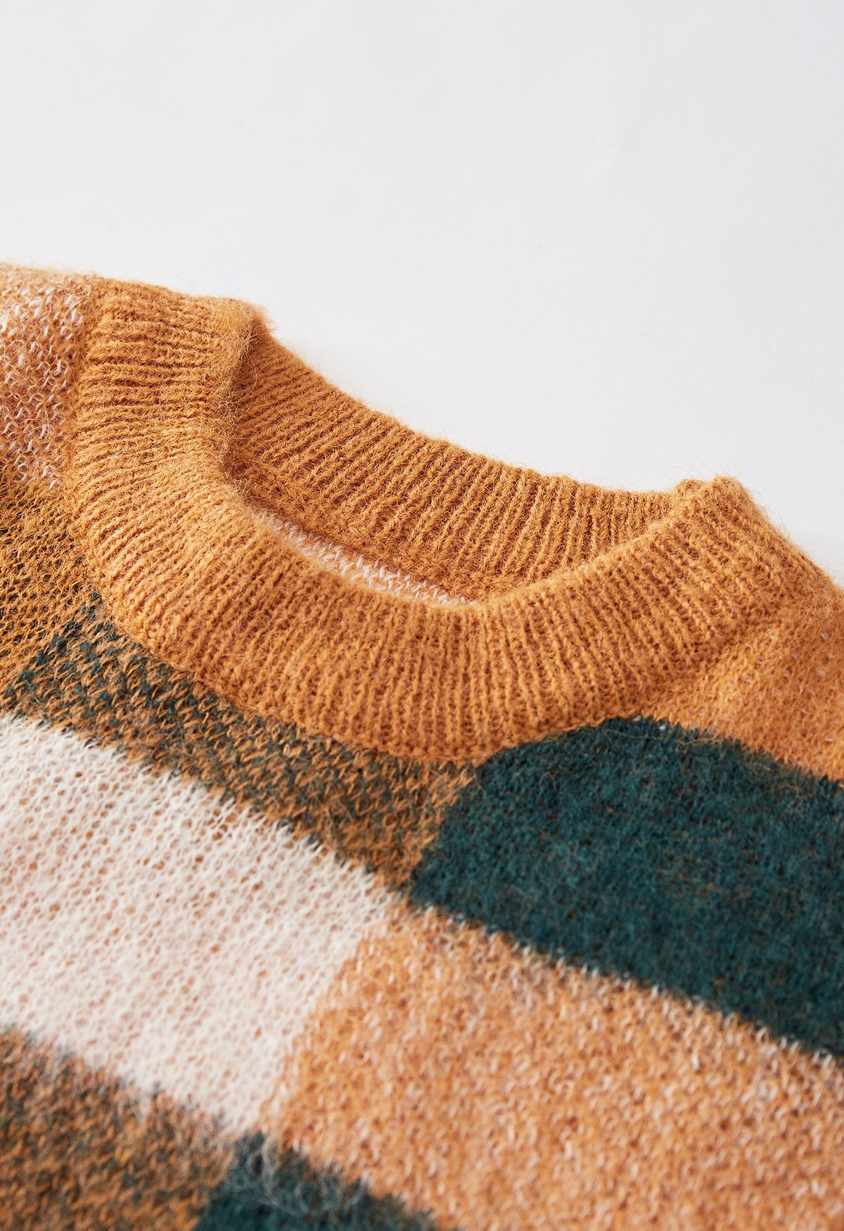 Suéter de punto difuso con patrón de cuadros coloridos
