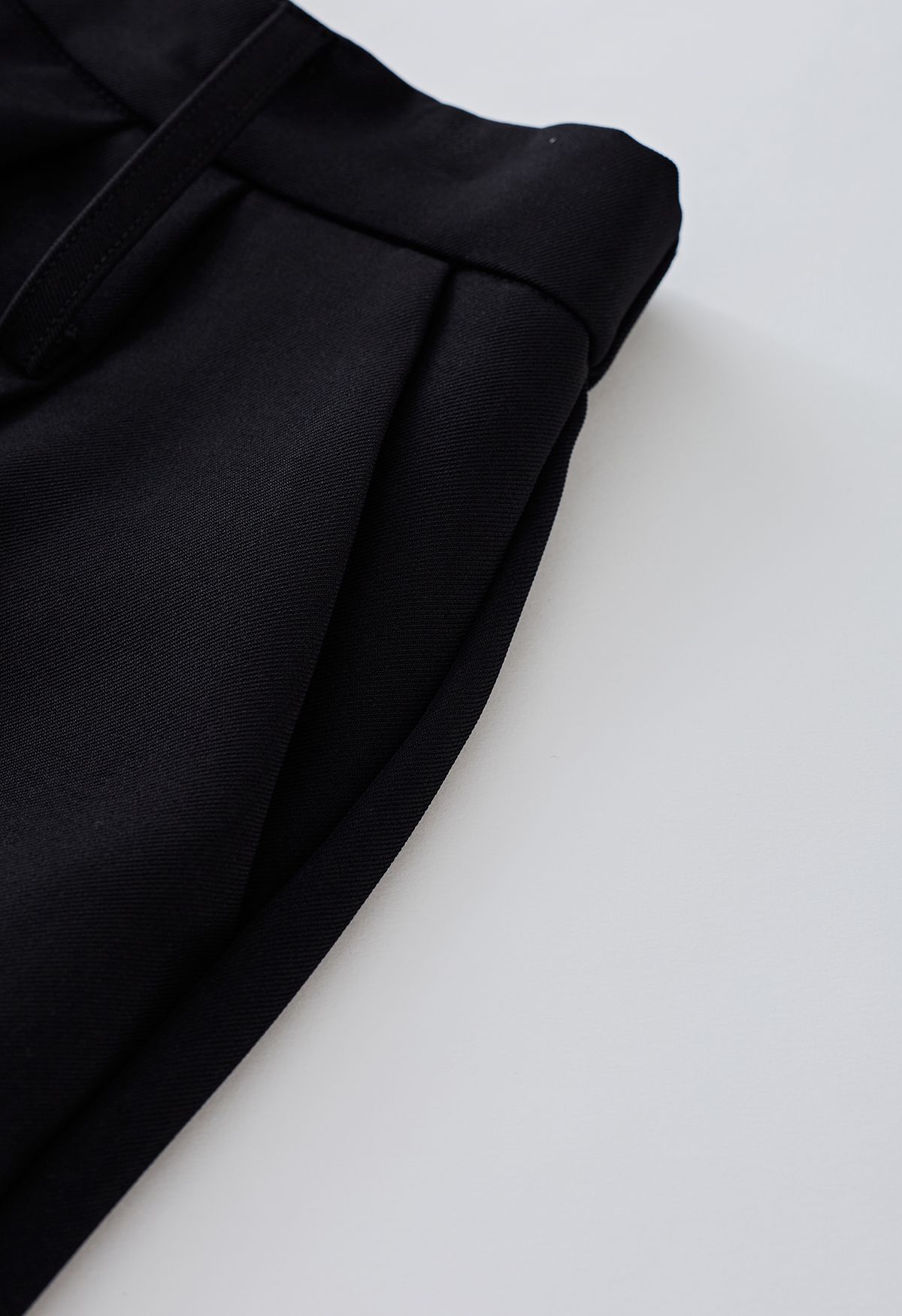 Pantalones cortos con dobladillo holgado y cinturón abotonado en negro