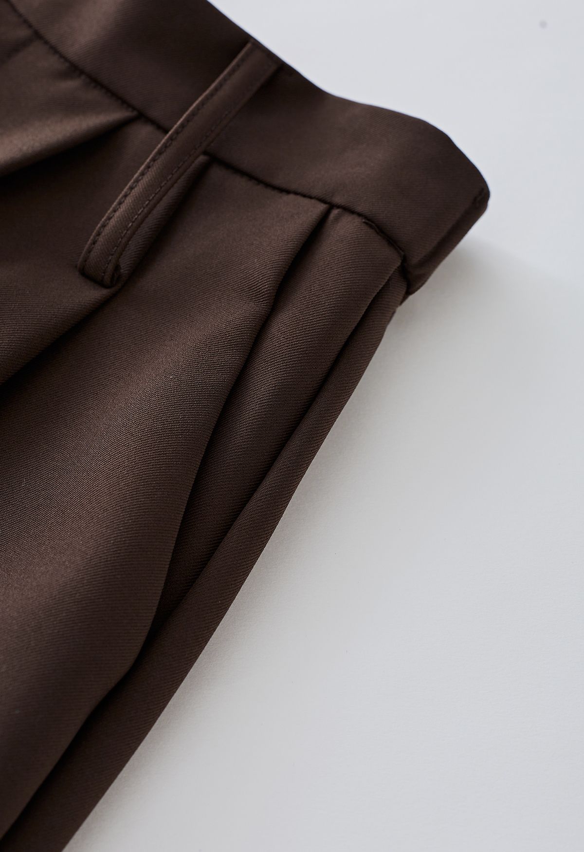 Pantalones cortos con dobladillo holgado y cinturón abotonado en marrón