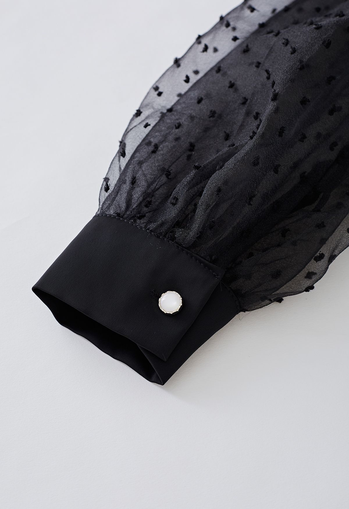 Camisa de satén con lazo y manga de burbuja de organza con lunares aterciopelados en negro