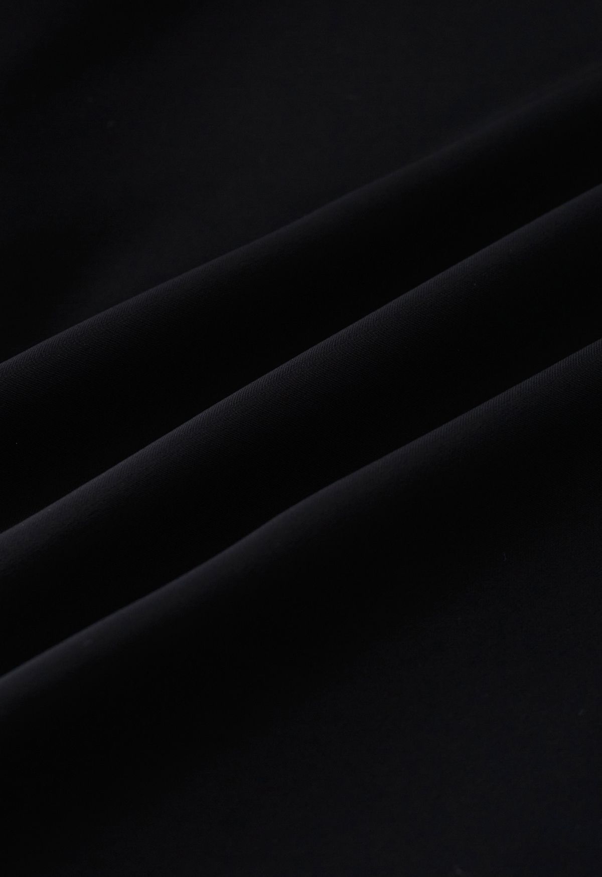 Camisa de satén con lazo y manga de burbuja de organza con lunares aterciopelados en negro