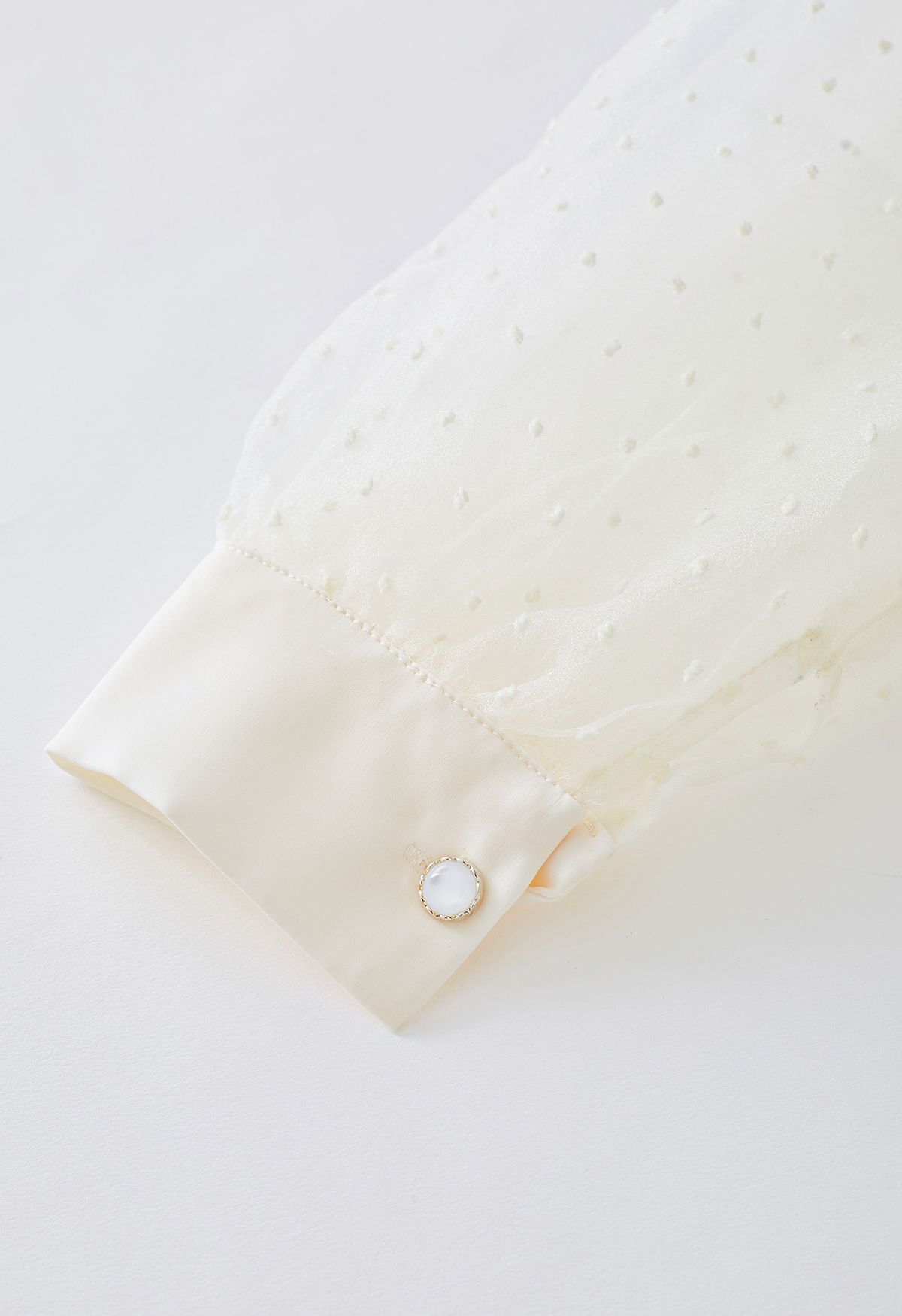 Camisa de satén con lazo y manga de burbuja de organza con lunares aterciopelados en color crema