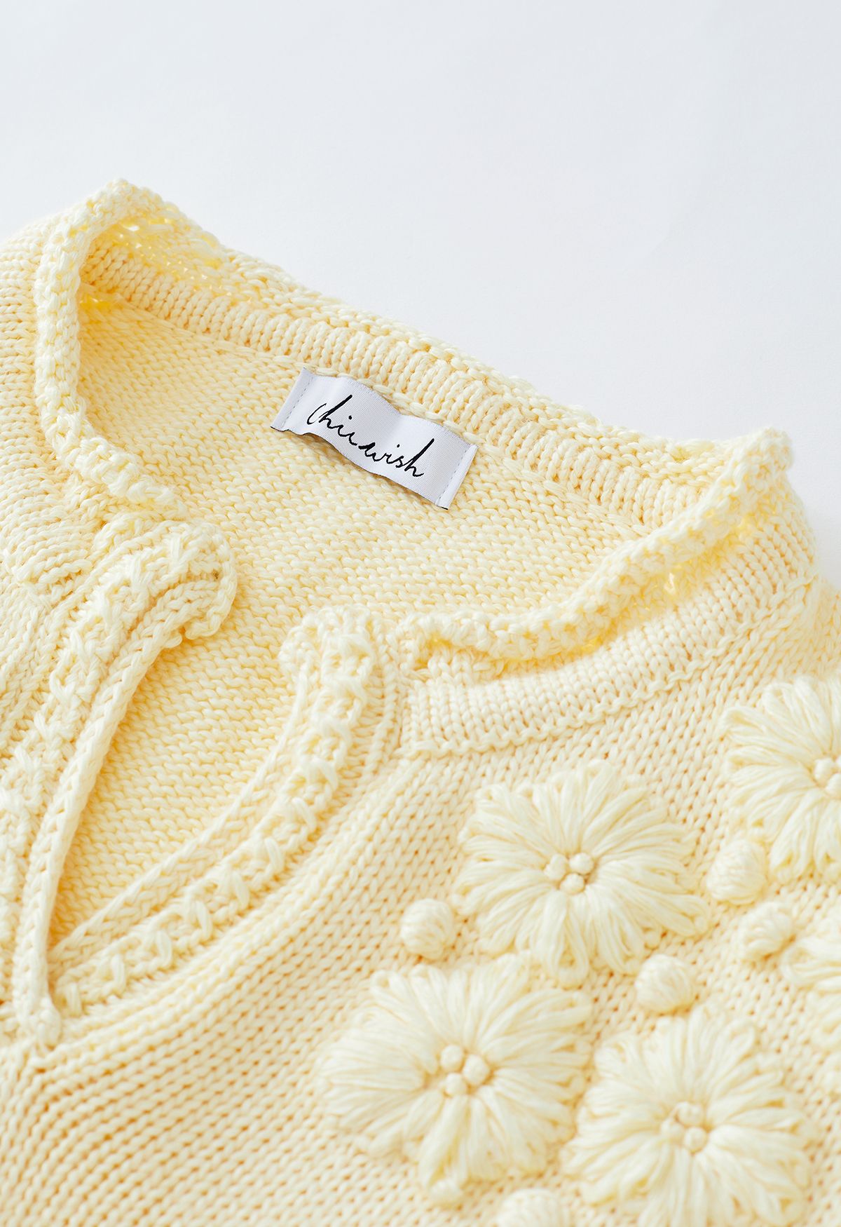 Suéter de punto con cuello en V y puntadas florales de Blooming Passion en amarillo