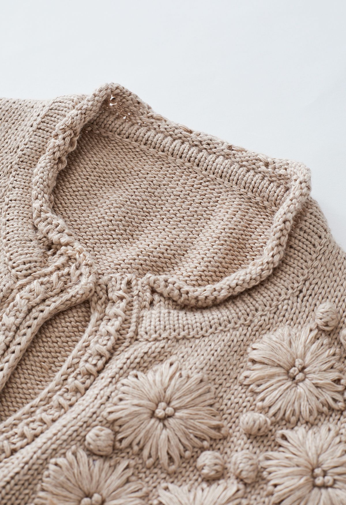 Suéter de punto con cuello en V y puntadas florales de Blooming Passion en gris topo