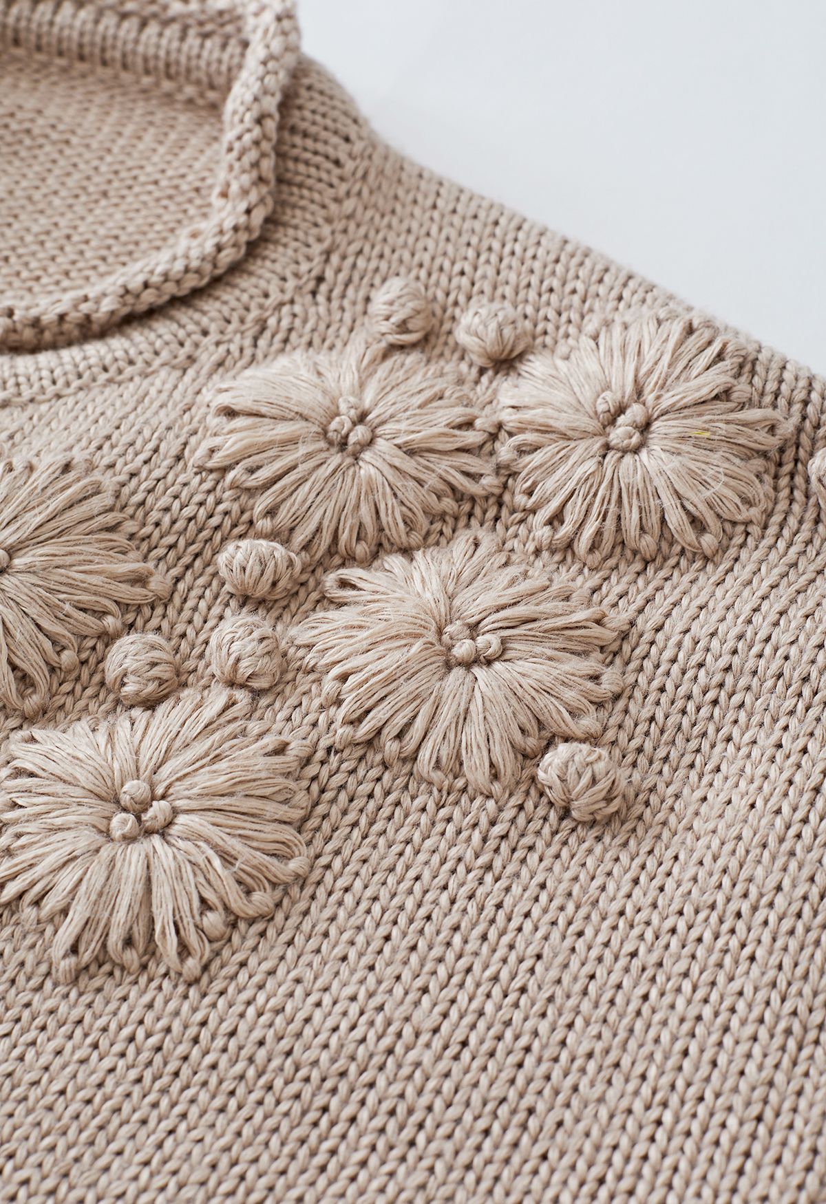 Suéter de punto con cuello en V y puntadas florales de Blooming Passion en gris topo