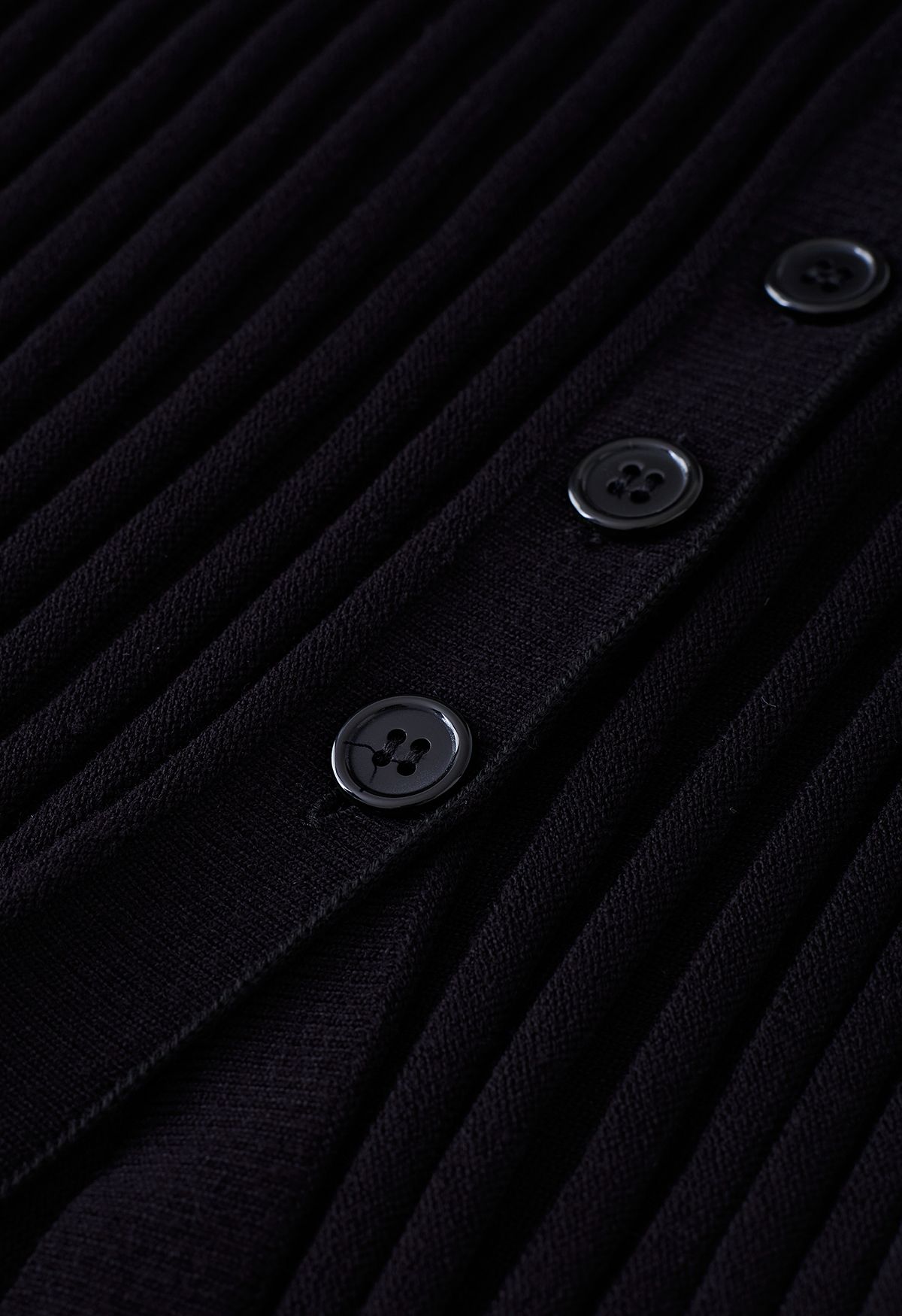 Conjunto de top corto de punto y falda con abertura abotonada en negro