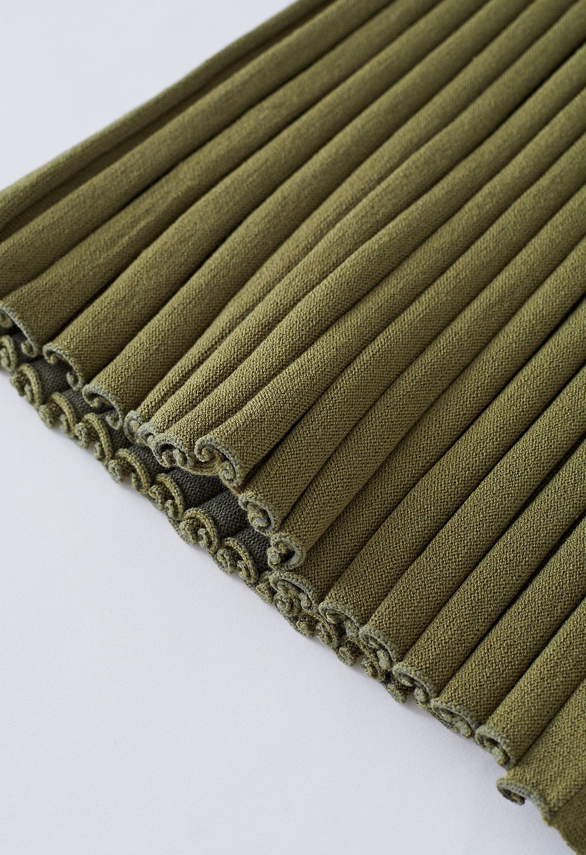 Conjunto de top corto de punto y falda con abertura abotonada en verde oliva