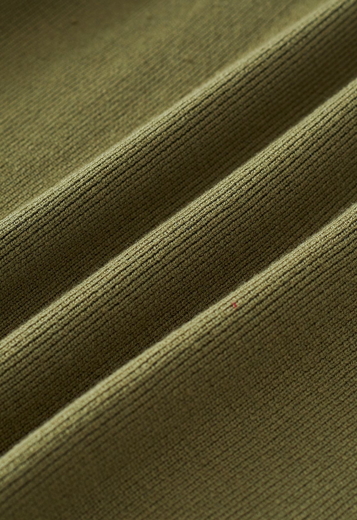 Conjunto de top corto de punto y falda con abertura abotonada en verde oliva