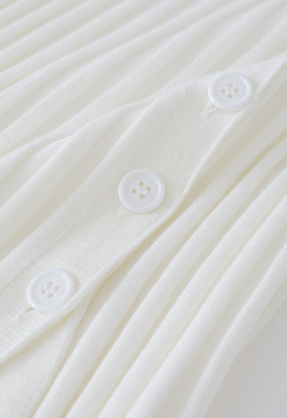 Conjunto de top corto de punto y falda con abertura abotonada en blanco