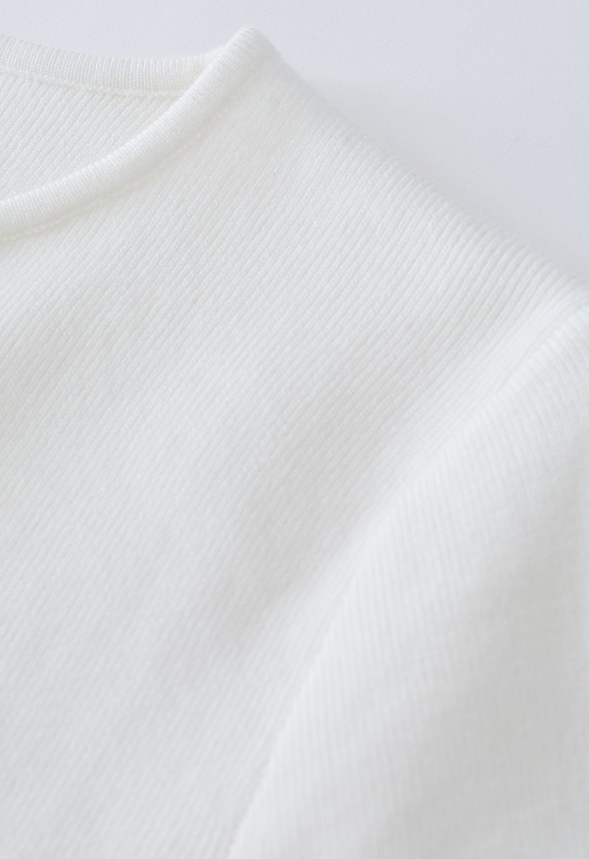 Conjunto de top corto de punto y falda con abertura abotonada en blanco
