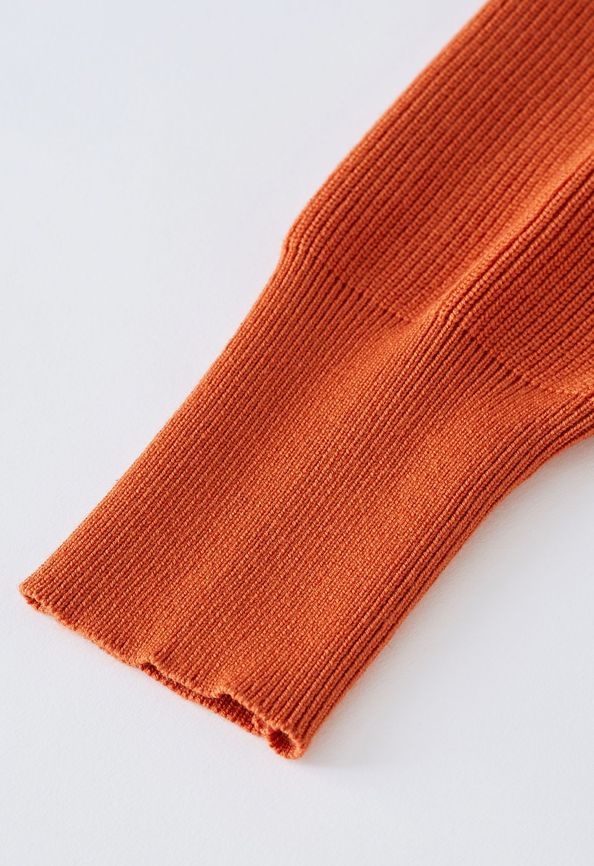 Cómodo conjunto de top de punto acanalado y falda midi en naranja
