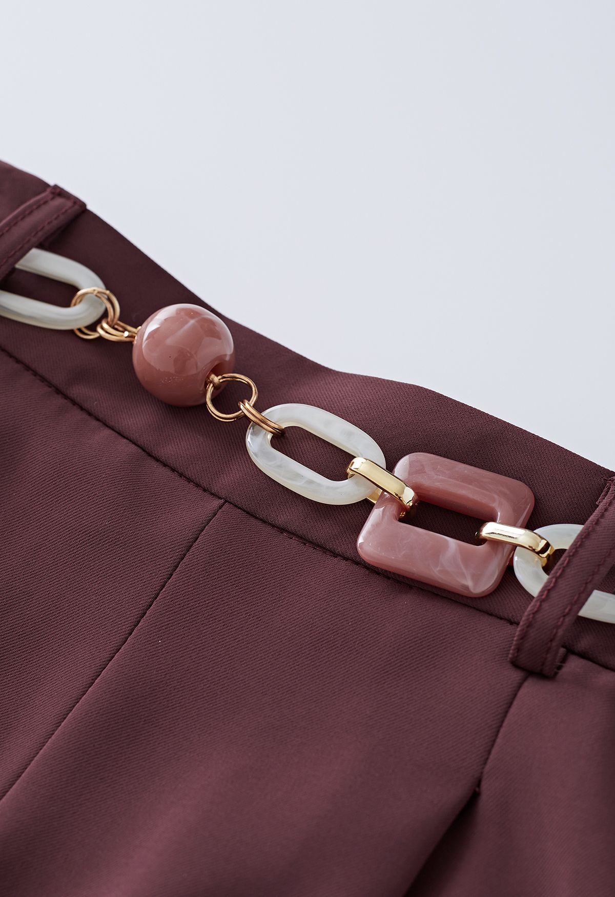 Pantalones con cinturón de pernera ancha con pliegues en la parte delantera en Berry