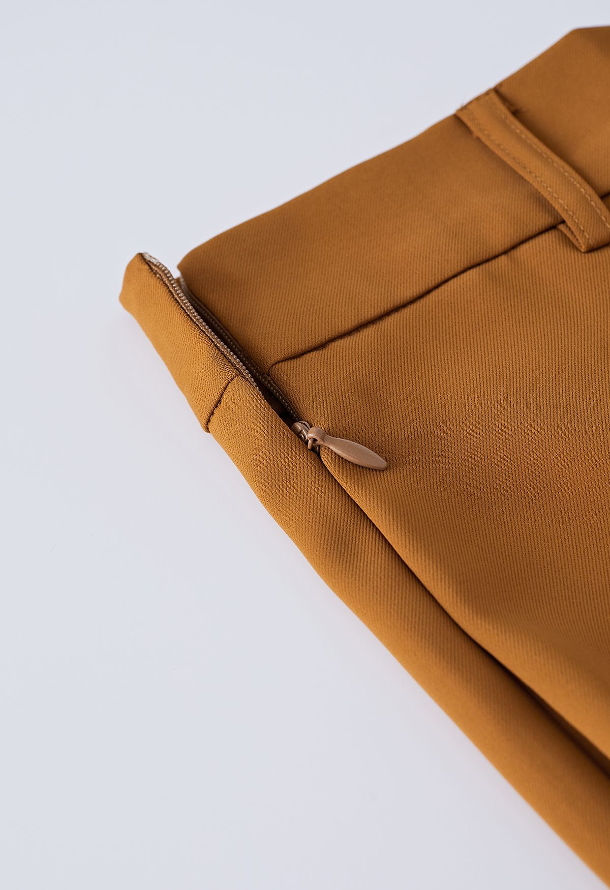 Pantalones con cinturón y pernera ancha con pliegues en la parte delantera en color calabaza
