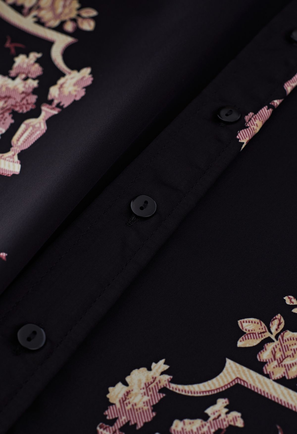 Camisa con botones de satén con estampado floral de castillo en negro