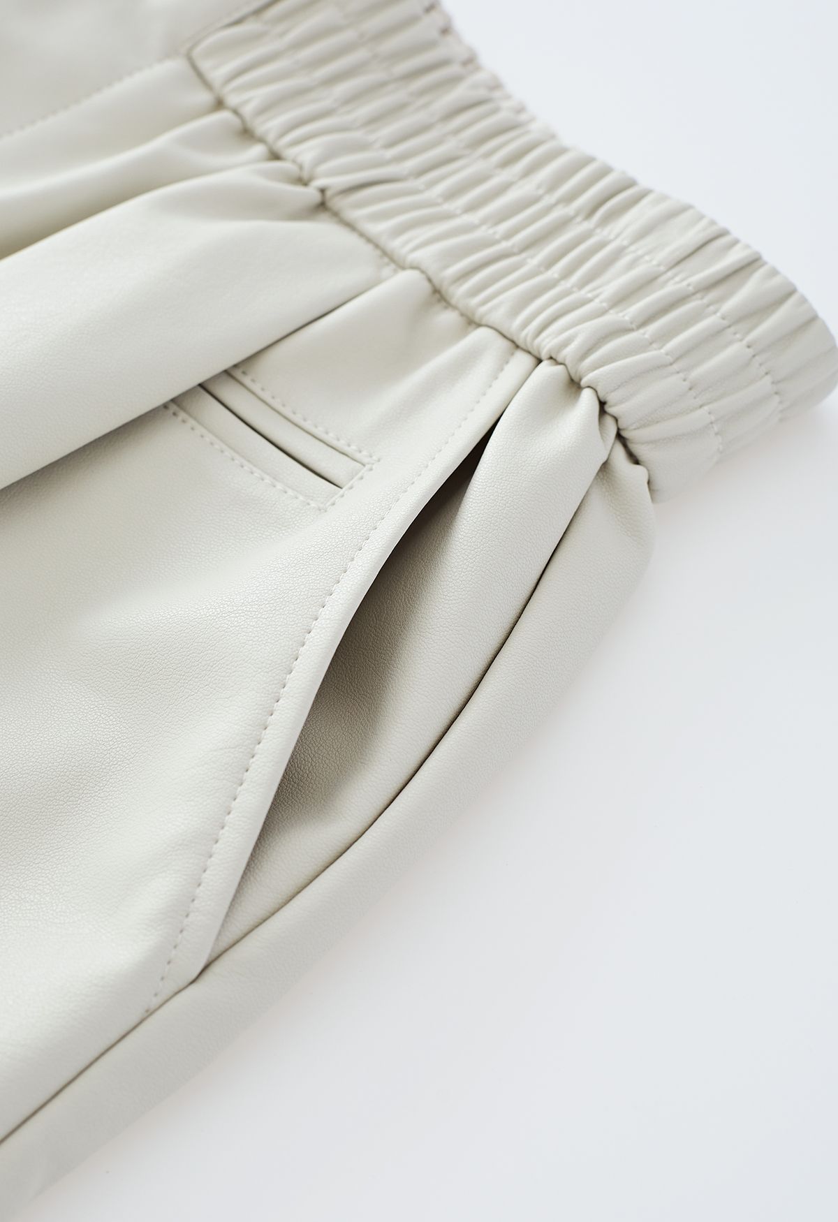 Shorts de piel sintética con botones texturizados en marfil