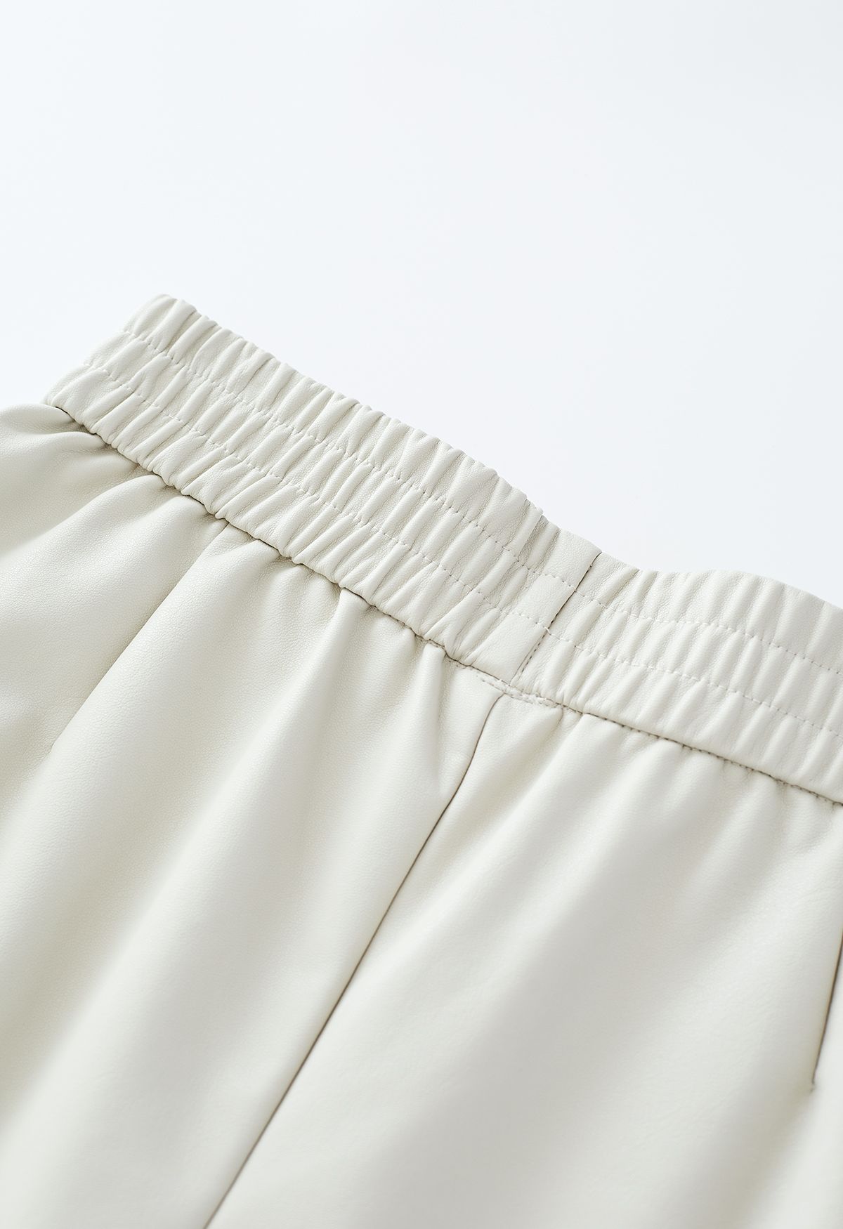 Shorts de piel sintética con botones texturizados en marfil